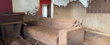 sala de estar coberta de lama